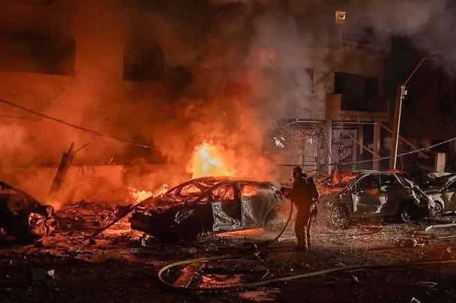 이스라엘 텔아비브에서 4일(현지시간) 이란의 미사일 공격으로 피해가 발생했다. 타스연합뉴스