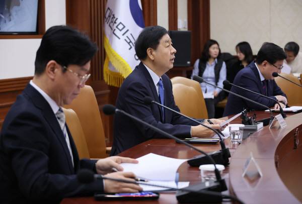 구윤철(왼쪽 두 번째) 부총리 겸 재정경제부 장관이 4일 정부서울청사에서 개정 노동조합법 시행 관련 관계장관회의를 주재하고 있다. 연합뉴스