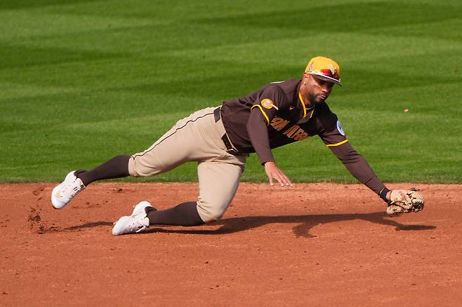 San Diego Padres shortstop Xander Bogaerts catches a line drive for an out on Seattle Mariners' Randy Arozarena during the second inning of a spring training baseball game in Peoria, Arizona, on Feb. 20. [AP/YONHAP]