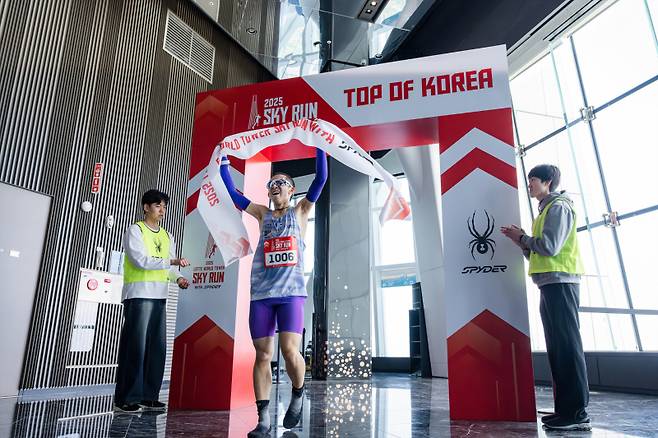 ‘2025 롯데월드타워 스카이런’ 피니시라인. 롯데물산 제공.&nbsp;