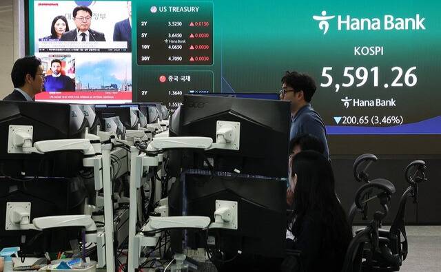 4일 중구 하나은행 본점 딜링룸 전광판에 실시간 코스피가 표시돼 있다. 연합뉴스