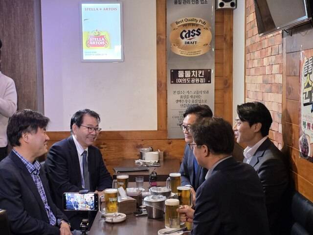 6월 지방선거와 국회의원 재·보궐선거를 앞두고 더불어민주당에 복당한 송영길 전 대표와 한준호 의원(고양을), 김용 전 민주연구원 부원장, 경기지사 불출마를 선언한 염태영 의원(수원무), 이한주 경제인문사회연구회 이사장이 4일 저녁 여의도에서 ‘치맥 회동’을 고 있다. 한준호 의원실 제공