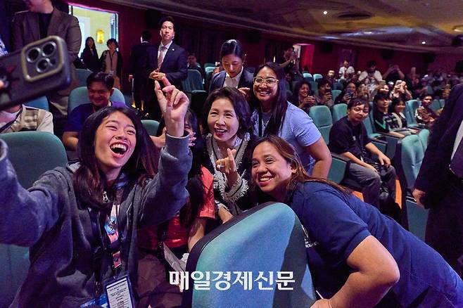 이재명 대통령과 필리핀을 국빈방문한 김혜경 여사가 4일 마닐라 메트로폴리탄 극장에서 ‘모두의 케이팝’ 공연을 관람하고 있다.   김호영기자