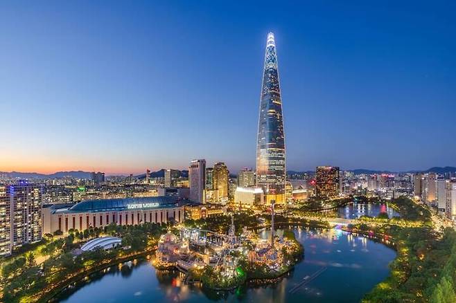 롯데월드 전경 / 사진 = 롯데물산