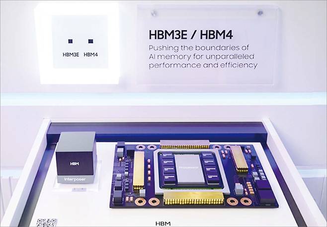 삼성전자는 차세대 고대역폭메모리(HBM) 제조에 하이브리드 본딩 공정 도입을 가속화하고 있다. 사진은 삼성전자의 HBM3E, HBM4. (삼성전자 제공)
