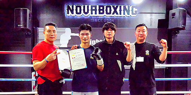 정보영은 노바복싱이 주최한 2026년도 WE BOX 신인왕전 라이트급 4강전을 통과하여 결승에 진출했다. 왼쪽부터 매니저인 천안UP복싱클럽 김연집 관장, 정보영 선수, 정경진 선수, 이용덕 트레이너. 사진=한국복싱커미션 KBM