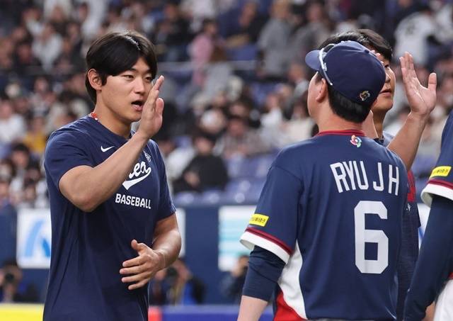 3일 일본 오사카 교세라돔에서 열린 월드베이스볼클래식(WBC) 평가전 한국 대표팀과 일본 프로야구 오릭스 버팔로스와의 경기에서 8-5로 승리한 한국 김도영이 류지현 감독과 하이파이브하고 있다. 사진=연합뉴스