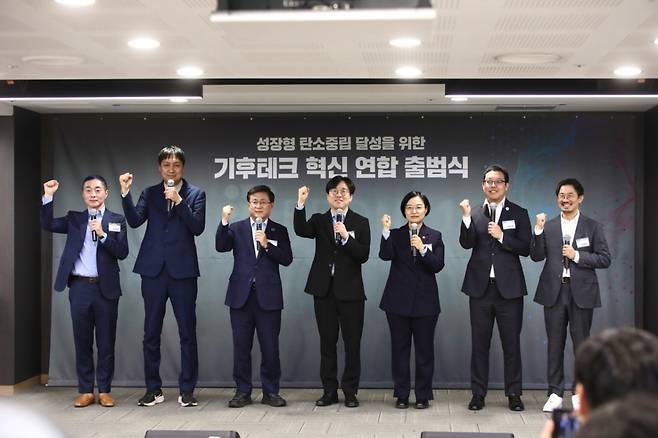 한성숙 중소벤처기업부 장관과 김성환 기후에너지환경부 장관이 4일 서울 공덕동 프론트원에서 열린 '기후테크 혁신 연합 출범식'에서 참석자들과 기념 촬영을 하고 있다. /사진=중소벤처기업부