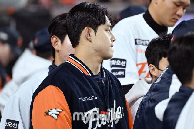 31일 대전 한화생명 볼파크 야구장에서 열린 '2025 신한 SOL 뱅크 KBO 한국시리즈 5차전' LG 트윈스와 한화 이글스 경기. 한화 선발 문동주가 1이닝 강판 당한 뒤 더그아웃에서 경기를 지켜보고 있다./마이데일리