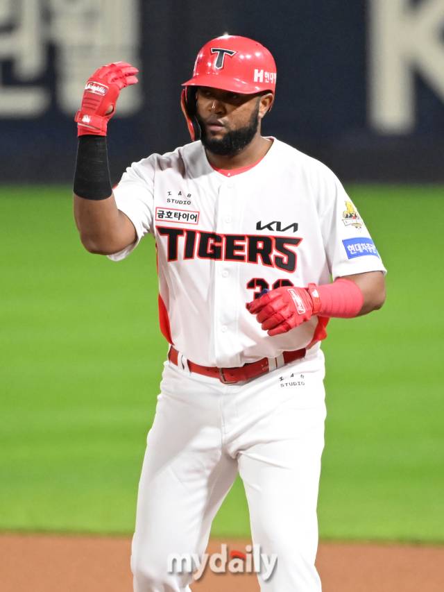 23일 오후 광주광역시 임동 광주기아챔피언스필드에서 진행된 '2024 프로야구 KBO리그 포스트시즌' 한국시리즈 2차전 KIA타이거즈와 삼성라이온즈와의 경기. 기아 소크라테스가 1회말 무사 1루서 안타를 치고 있다./마이데일리