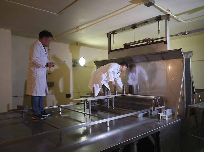 친환경 압전소재 기반 에너지 하베스터 소자 개발에 활용된 첨단방사선연구소 고준위 감마선조사장치.[한국원자력연구원 제공]