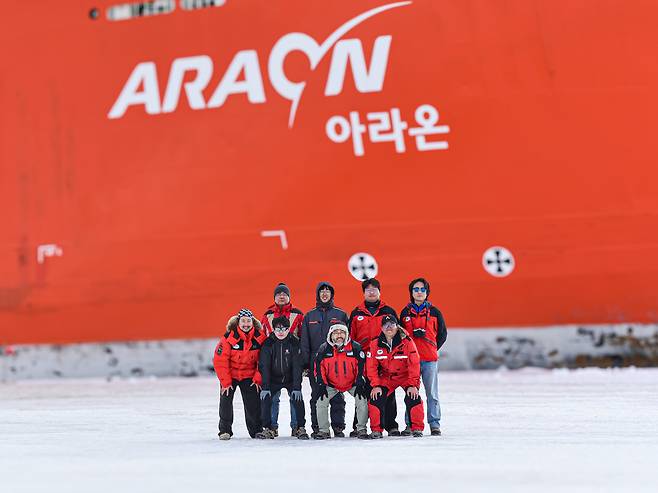 이번 연구를 주도한 박숭현(뒷줄 왼쪽) 극지연구소 책임연구원(UST 교수) 연구진이 기념촬영을 하고 있다.[극지연구소 제공]