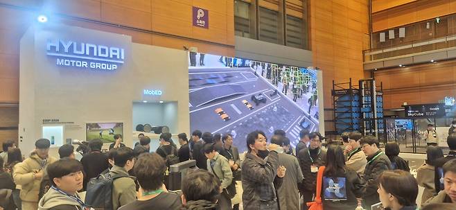 4일 서울 강남구 코엑스에서 열린 ‘2026 스마트공장·자동화산업전(AW 2026)’의 현대차 부스에서 관람객들이 이동형 로봇 플랫폼 ‘모베드’를 살펴보고 있다. 정경수 기자