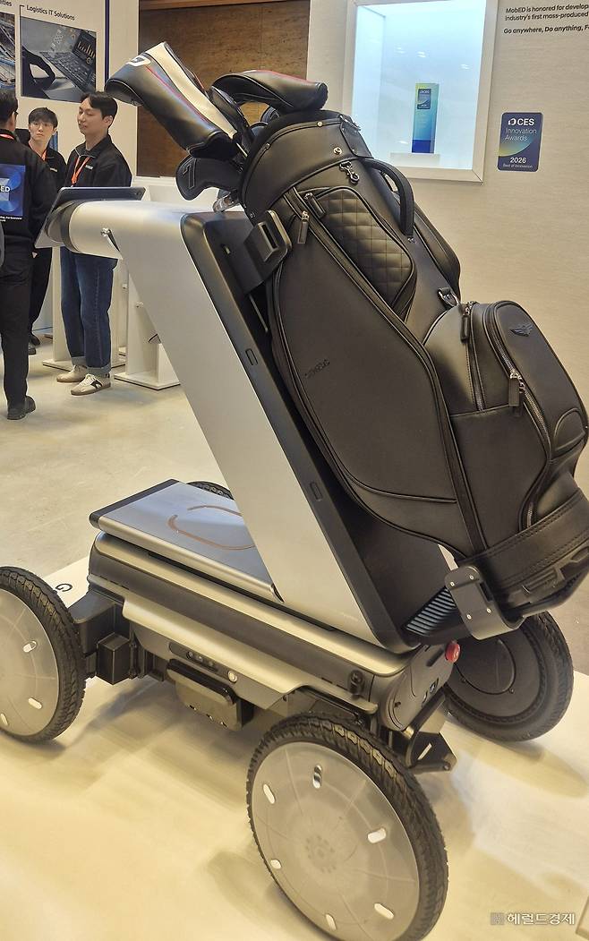 4일 서울 강남구 코엑스에서 열린 ‘2026 스마트공장·자동화산업전(AW 2026)’의 현대차 부스에 전시된 이동형 로봇 플랫폼 ‘모베드’. 골프백을 실은 무인 골프 카트로도 운용할 수 있다. 정경수 기자