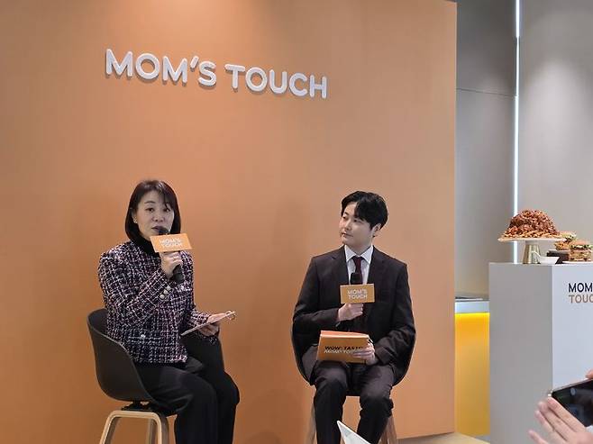 [서울=뉴시스] 김상윤 기자 = 3일 맘스터치 '후덕죽 컬렉션' 출시 미디어 시식회에서 협업에 대해 설명하고 있는 김은영 맘스터치 대외협력그룹 그룹장 *재판매 및 DB 금지  *재판매 및 DB 금지