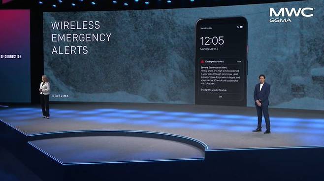 그윈 숏웰 스페이스X 사장(왼쪽)과 마이클 니콜스 스페이스X 스타링크 부문 수석부사장(SVP)이 스페인 바르셀로나에서 열린 모바일 월드 콩그레스 2026(MWC 2026)에서 '스타링크와 위성-모바일 통신의 미래(The Future of Satellite-to-Mobile with Starlink)'를 주제로 키노트 발표를 진행하고 있다. (사진=MWC 홈페이지 캡처) *재판매 및 DB 금지