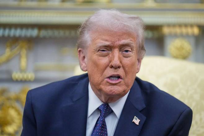 [워싱턴=AP/뉴시스]미국·이스라엘의 이란 공습으로 시작된 전쟁의 여파로 국제유가가 급등하자, 도널드 트럼프 미국 대통령이 경제 악영향을 차단하겠다는 입장을 적극적으로 내기 시작했다. 사진은 트럼프 대통령이 3일(현지 시간) 백악관 집무실에서 프리드리히 메르츠 독일 총리와 양자회담에 앞서 취재진 질문에 답하는 모습. 2026.03.04.