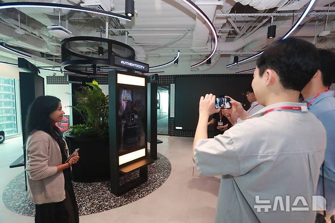 [싱가포르=뉴시스] 지난달 25일 틱톡 싱가포르 본사에 위치한 '투명성 및 책임 센터(TAC, Transparency and Accountability Center)'에서 틱톡 관계자가 한국 취재진을 대상으로 센터를 소개하고 있다. 2026.03.04. (사진=틱톡 제공)