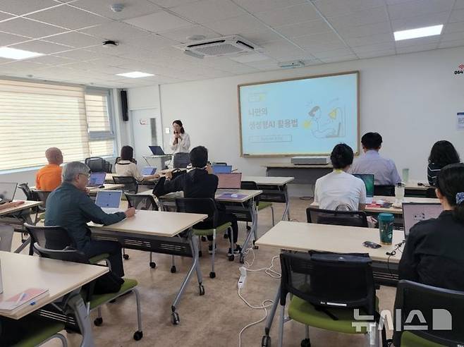 [제주=뉴시스] 제주도민대학에서 도민들이 생성형 인공지능(AI) 활용법을 배우고 있다. (사진=제주도 제공) photo@newsis.com