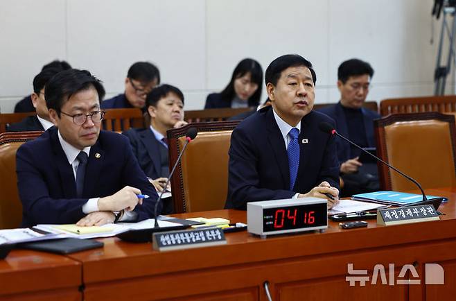 [서울=뉴시스] 김명년 기자 = 구윤철 부총리 겸 재정경제부 장관이 4일 오전 서울 여의도 국회에서 열린 대미투자특별법 처리를 위한 특별위원회 전체회의에서 질의에 답변하고 있다. 2026.03.04. kmn@newsis.com