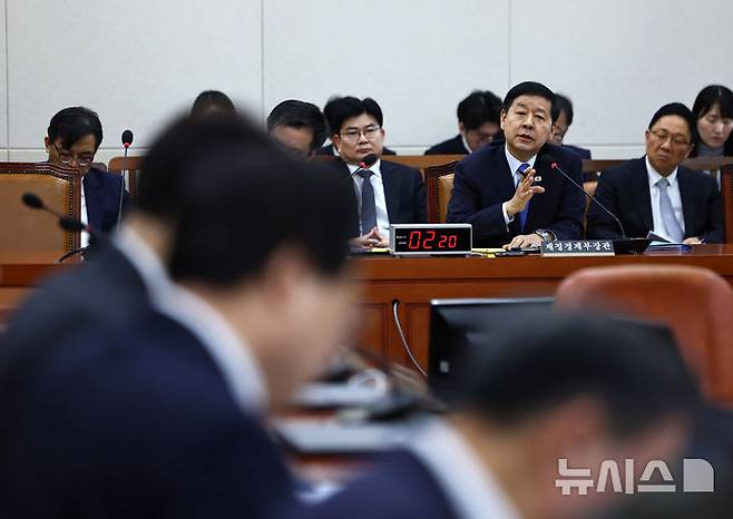 [서울=뉴시스] 김명년 기자 = 구윤철 부총리 겸 재정경제부 장관이 4일 오전 서울 여의도 국회에서 열린 대미투자특별법 처리를 위한 특별위원회 전체회의에서 질의에 답변하고 있다. 2026.03.04. kmn@newsis.com