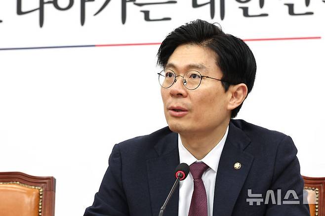 [서울=뉴시스] 김금보 기자 = 조정훈 국민의힘 인재영입위원회 위원장이 4일 오전 서울 여의도 국회에서 2차 영입인재를 발표하고 있다. 2026.03.04. kgb@newsis.com