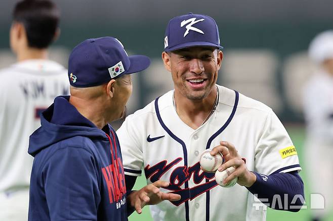 [도쿄=뉴시스] 권창회 기자 = 2026 월드베이스볼클래식(WBC) 개막을 하루 앞둔 4일 일본 도쿄돔에서 한국야구대표팀 저마이 존스가 훈련하며 미소짓고 있다. 2026.03.04. kch0523@newsis.com