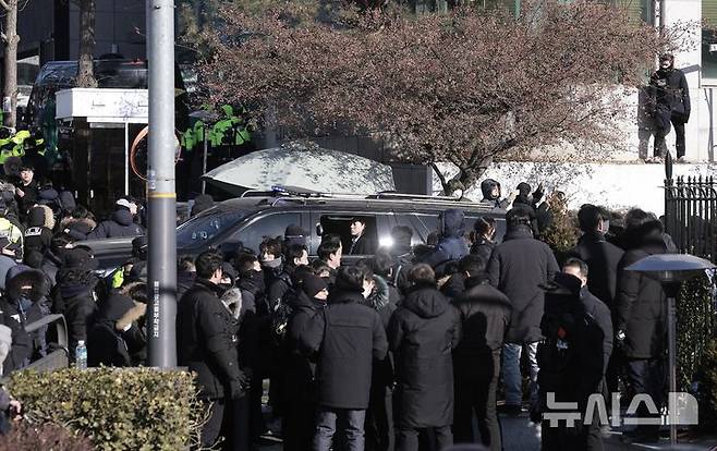 [서울=뉴시스] 정병혁 기자 = 고위공직자범죄수사처(공수처)와 경찰이 윤석열 전 대통령에 대한 2차 체포영장을 집행한 지난해 1월15일 윤 전 대통령과 경호처 관계자 등이 탑승한 것으로 추정된 차량이 서울 용산구 한남동 관저를 나서고 있다. 2026.03.04. jhope@newsis.com