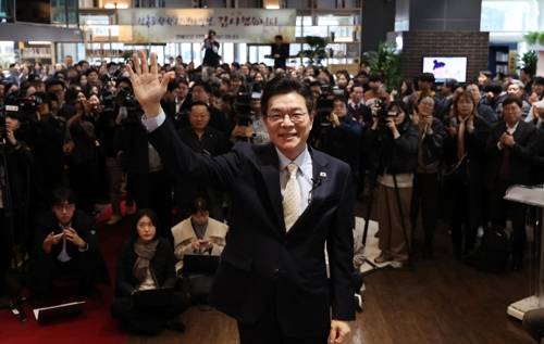 인사하는 정원오 성동구청장 4일 정원오 성동구청장이 구청 청사를 떠나며 직원들에게 인사하고 있다. 정 구청장은 민주당 서울시장 후보경선에 나서기 위해 이날 사퇴했다. 2026.3.4 [연합뉴스 제공]