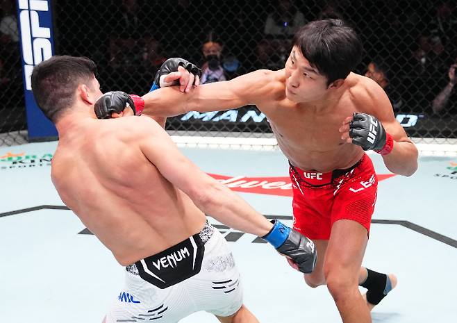 이정영(사진 오른쪽)의 경기 장면. UFC 제공