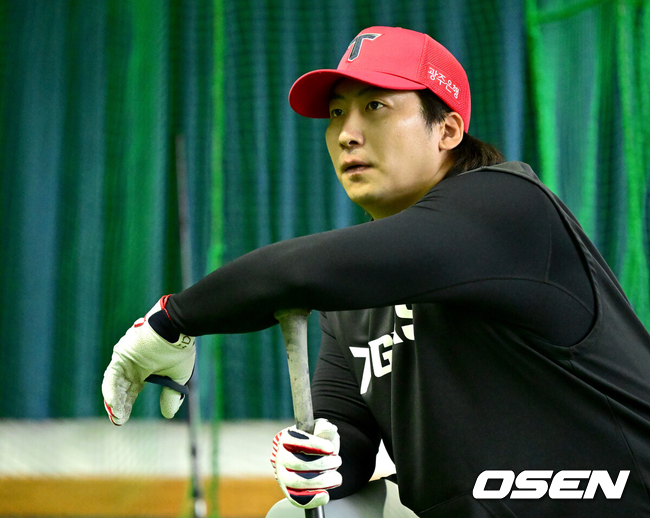 [OSEN=오키나와(일본), 최규한 기자] 프로야구 KIA 타이거즈가 25일 일본 오키나와 킨 베이스볼 스타디움에 스프링캠프를 차리고 구슬땀을 흘렸다.KIA는 이번 오키나와 2차 스프링캠프에서 총 5차례 연습경기를 치르며 전력을 끌어올릴 예정이다.KIA 나성범이 타격 훈련을 준비하고 있다. 2026.02.25 / dreamer@osen.co.kr