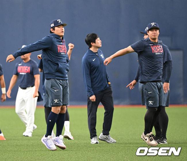 [OSEN=오사카(일본), 손용호 기자] 3일 일본 오사카 교세라돔에서 월드베이스볼클래식(WBC) 공식 연습 경기 한국 야구 대표팀과 오릭스 버팔로스의 경기가 열렸다.우리 대표팀은 연습 경기 2차전을 치른 뒤 5일 일본 도쿄돔에서 체코와 WBC 조별리그 1차전에서 격돌한다.김도영과 노시환이 몸을 풀고 있다. 2026.03.03 /spjj@osen.co.krspjj@osen.co.kr