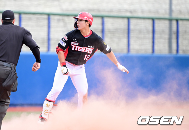 [OSEN=오키나와(일본), 최규한 기자] 2026 WBC(월드베이스볼클래식)를 준비하는 대한민국 야구 대표팀이 24일 일본 오키나와 가데나 야구장에서 프로야구 KIA 타이거즈와 연습경기를 펼쳤다.야구 대표팀은 오키나와에서 국내 팀들과 6차례 연습경기를 치르며 전력을 끌어올릴 예정이다.6회초 1사 3루 상황 KIA 정현창이 왼쪽 3루타를 날리고 3루에 슬라이딩 해 세이프되고 있다. 2026.02.24 / dreamer@osen.co.kr