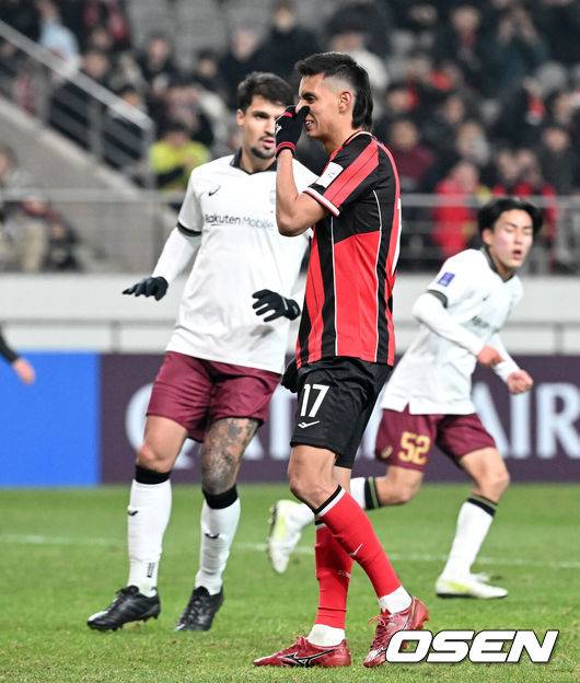 [OSEN=서울월드컵경기장, 이대선 기자] 4일 오후 서울월드컵경기장에서 2025-2026 ACLE 16강 1차전 FC서울과 비셀 고베의 경기가 열렸다.서울은 지난달 고베에 0-2로 패한 설욕을 노린다. 16강은 홈앤드어웨이 방식으로 서울은 11일 일본 원정 2차전을 치른다.후반 FC서울 후이즈가 페널티 킥을 실축하고 있다.2026.03.04 /sunday@osen.co.kr