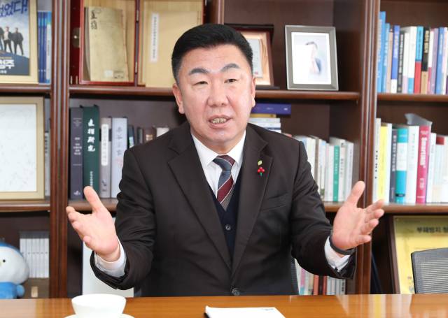 ▲이범석 청주시장이 김규철 프레시안 대전세종충청본부 편집국장의 질문에 답변하고 있다 ⓒ청주시