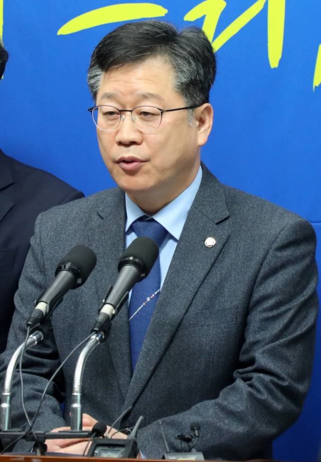 ▲전북지사 경선이 3파전으로 갈 경우 '뒤집기 한판'과 '굳히기 한판'의 싸움은 더욱 격렬해질 전망이다. 사진은 안호영 의원의 발표 모습 ⓒ안호영 의원실