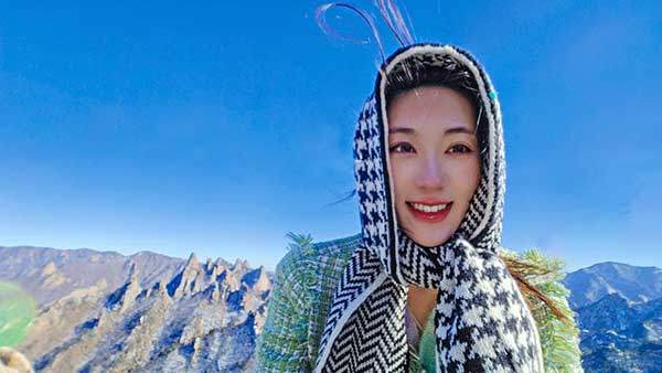 설악산 공룡능선을 일상복을 입고 오른 유튜버 '순둥이'가 화제다.