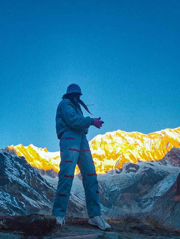 히말라야는 물론 유럽, 미국의 자연도 일상복을 입고 반려견들과 함께 누볐다.