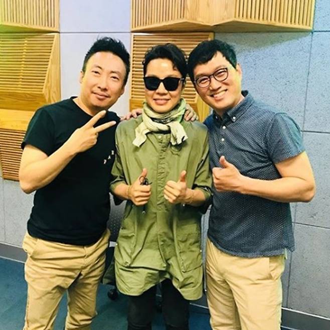 KBS 쿨FM ‘박명수의 라디오쇼’ 방송 후 (왼쪽부터) 박명수, 정엽, 고명환이 기념사진을 촬영하고 있다. 롱플레이뮤직 제공
