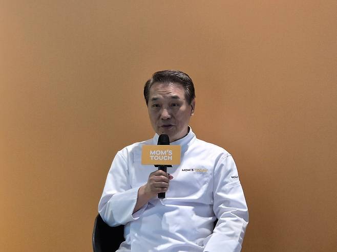 지난 3일 서울 중구 맘스터치 R&D 센터에서 열린 후덕죽 셰프와의 협업 신메뉴 시식회에서 후덕죽 셰프가 메뉴에 관해 설명하고 있다. 김동환 기자