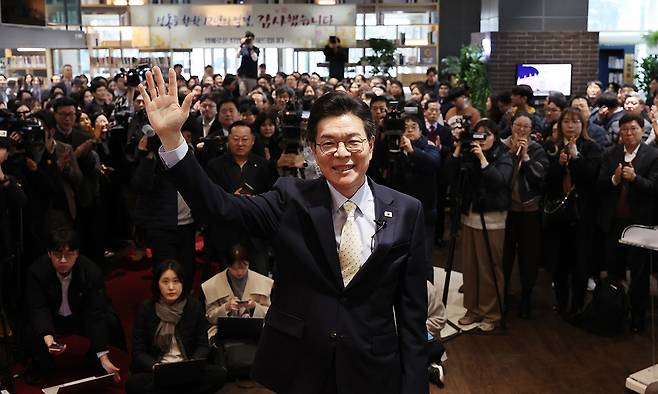 4일 정원오 성동구청장이 구청 청사를 떠나며 직원들에게 인사하고 있다. 정 구청장은 민주당 서울시장 후보경선에 나서기 위해 이날 사퇴했다. 연합뉴스