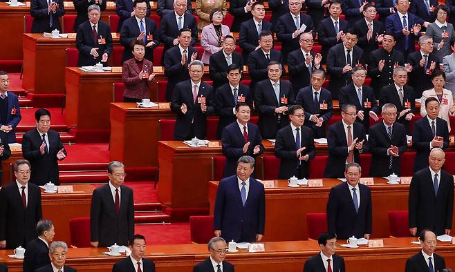 정협 개막식 등장한 시진핑 시진핑 중국 국가주석(앞줄 가운데)이 4일 중국 베이징 인민대회당에서 열린 양회 중 중국인민정치협상회의 개막식에서 중앙정치국 상무위원들과 함께 박수를 받고 있다. 앞줄 왼쪽부터 딩쉐샹 국무원 부총리, 자오러지 전인대 상무위원장, 시 주석, 리창 국무원 총리, 차이치 중국공산당 중앙서기처 서기. 베이징=로이터연합뉴스