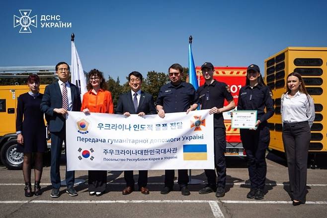 11일(현지시간) 우크라이나 비상사태청은 수도 키이우 아파트 단지 내에 한국이 지원한 발전기를 설치했다고 밝혔다. 앞서 박기창 주우크라이나 대사는 지난해 8월 우크라이나 비상사태청을 방문해 수송버스 3대와 중소형 발전기 100대를 전달한 바 있다. 한국국제협력단(KOICA)와 유엔사업서비스기구(UNOPS)의 지원으로 이뤄진 기증 행사에 앞서 우크라이나 측은 최전선에서 구조 활동 중 파손된 장비들을 보여주며 인도주의적 지원의 중요성을 강조했다. 2025.8.22 우크라 비상사태청