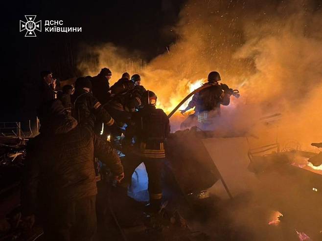 11일(현지시간) 우크라이나 비상사태청은 수도 키이우 아파트 단지 내에 한국이 지원한 발전기를 설치했다고 밝혔다. 앞서 박기창 주우크라이나 대사는 지난해 8월 우크라이나 비상사태청을 방문해 수송버스 3대와 중소형 발전기 100대를 전달한 바 있다. 한국국제협력단(KOICA)와 유엔사업서비스기구(UNOPS)의 지원으로 이뤄진 기증 행사에 앞서 우크라이나 측은 최전선에서 구조 활동 중 파손된 장비들을 보여주며 인도주의적 지원의 중요성을 강조했다. 사진은 러시아 공격에 따른 화재를 진압 중인 우크라 구조대원들. 2026.1.11 우크라 비상사태청