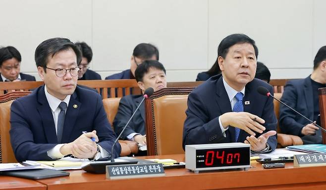 구윤철 부총리, 대미투자특별법특위 위원 질의에 답변 - 구윤철 부총리 겸 재정경제부 장관이 4일 국회에서 열린 대미투자특별법 처리를 위한 특별위원회 전체회의에서 특위 위원 질의에 답하고 있다. 왼쪽은 여한구 산업통상부 통상교섭본부장. 연합뉴스