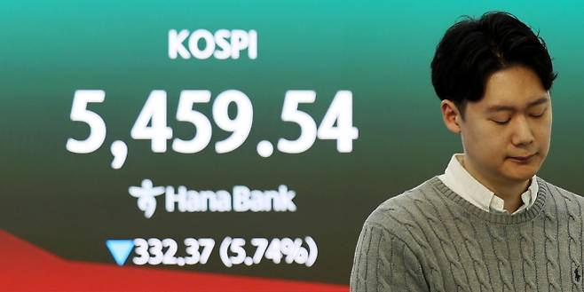 5500 내준 코스피…매도 사이드카 발동 - 4일 오전 서울 중구 하나은행 딜링룸에서 딜러들이 업무를 하고 있다. 2026.03.04 뉴시스