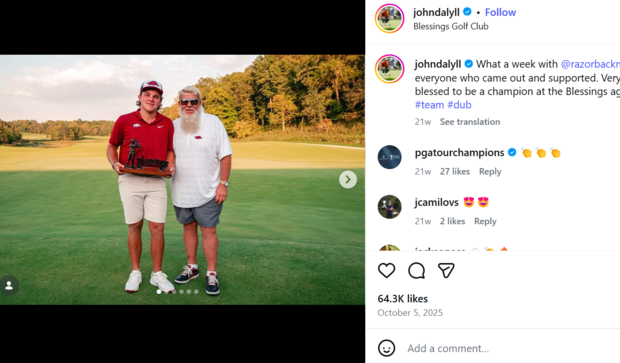 존 댈리 2세(왼쪽)가 지난해 10월 블레싱스 칼리지에이트 인비테이셔널 우승 후 아버지 댈리와 기념 촬영을 하고 있다. 존 댈리 2세 인스타그램 캡처