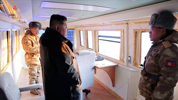 김정은 북한 국무위원장이 지난 1월 4일 조선인민군 주요 화력타격집단 예하 부대의 극초음속 미사일 발사훈련을 참관했다고 조선중앙TV가 보도했다. 연합뉴스