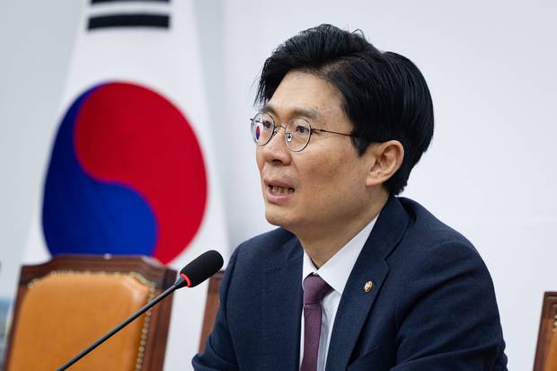 조정훈 국민의힘 인재영입위원장이 4일 서울 여의도 국회에서 인재영입 발표를 하고 있다. 뉴스1