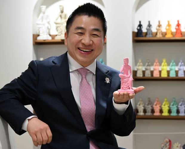 정용석 국립박물관문화재단 사장이 서울경제와의 인터뷰에서 ‘반가사유상 미니어처’를 소개하고 있다. 성형주기자